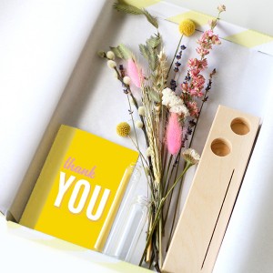 brievenbus-geschenk-met-verhaal-droogbloemen-standaard